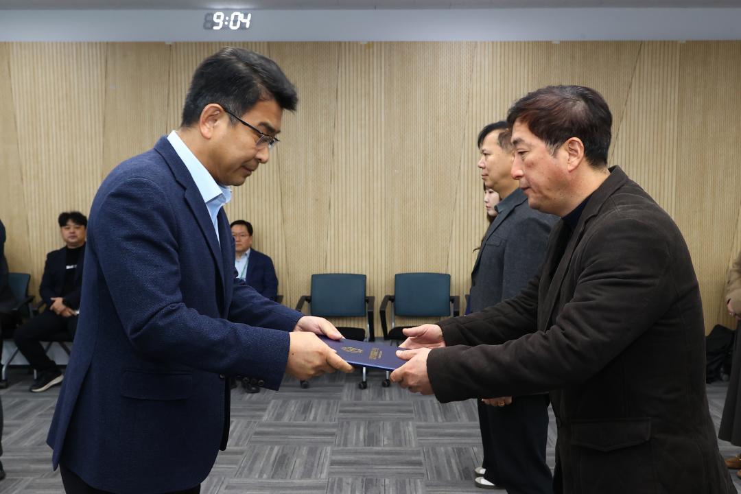 '2026년 강원특별자치도의회 인사발령 임용장 전달식' 게시글의 사진(27) '2026-01-12 2026년 강원특별자치도의회 인사발령 임용장 전달식 (27).jpg'