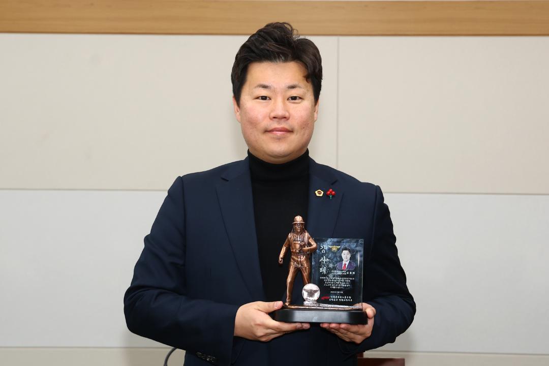 '전국공무원노동조합 소방본부 강원소방지부 안전건설위원회 감사패 전달식' 게시글의 사진(46) '2025-12-12 전국공무원노동조합 소방본부 강원소방지부 안전건설위원회 감사패 전달 (46).jpg'