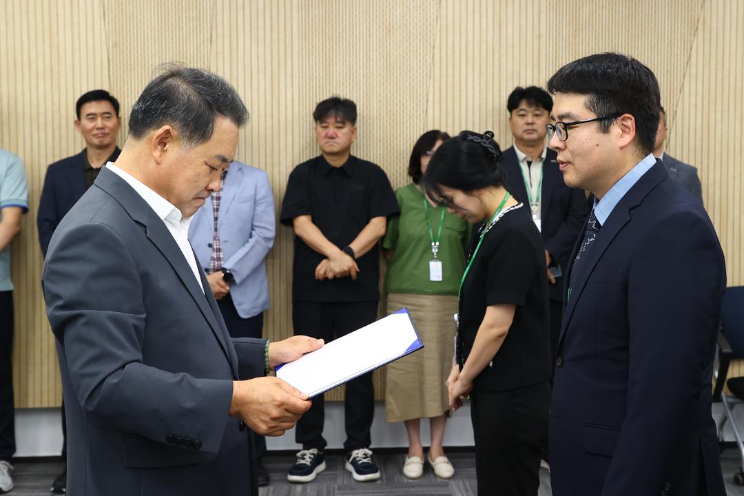 '강원특별자치도의회사무처 공무원 임용장 수여식' 게시글의 사진(29) '2025-07-22 강원특별자치도의회사무처 공무원 임용장 수여식 (29).jpg'
