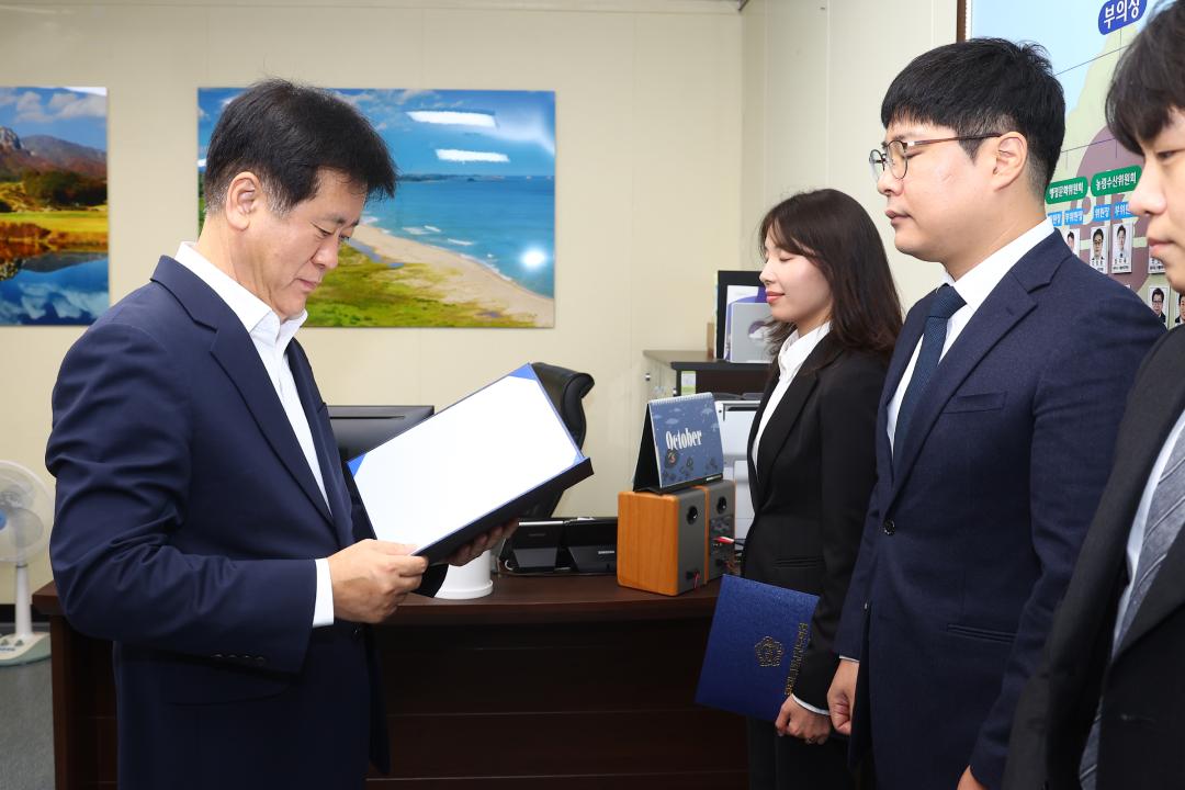 '강원특별자치도의회 신규 공무원 임용장 전달식' 게시글의 사진(5) '2026-10-01 임용장 수여식 (4).jpg'