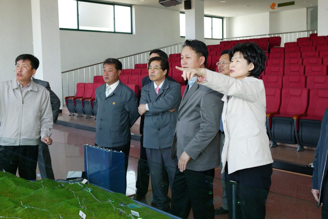'철원 평화 문화광장 조성공사장 현지시찰' 게시글의 사진(9) '2009-04-14 철원 평화 문화광장 조성공사장 현지시찰 (9).jpg'