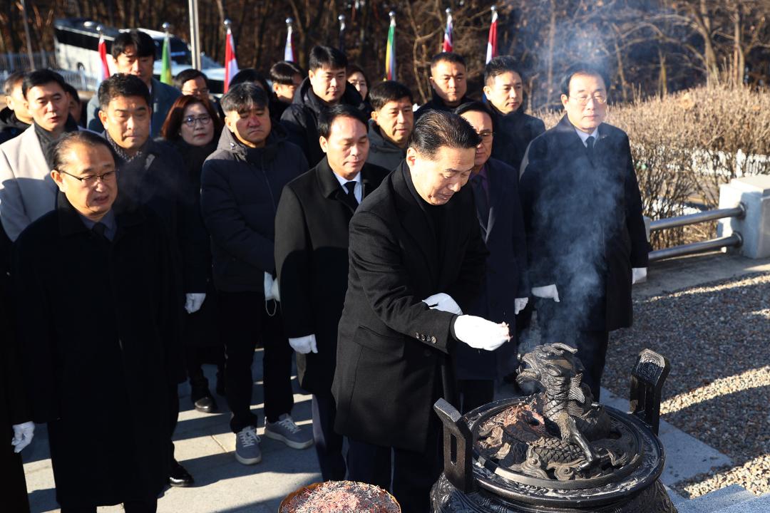 '2026년 강원특별자치도의회 충렬탑 신년참배' 게시글의 사진(6) '2026-01-02  2026년 강원특별자치도의회 충렬탑 신년참배 (6).jpg'