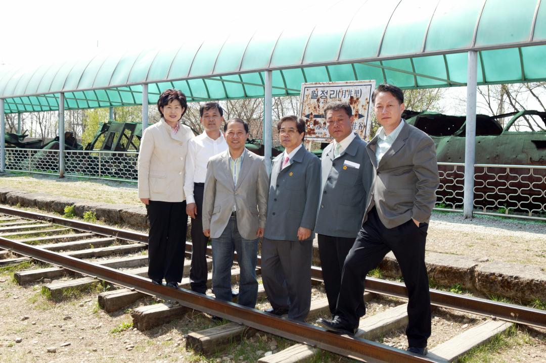 '철원 평화 문화광장 조성공사장 현지시찰' 게시글의 사진(36) '2009-04-14 철원 평화 문화광장 조성공사장 현지시찰 (36).jpg'