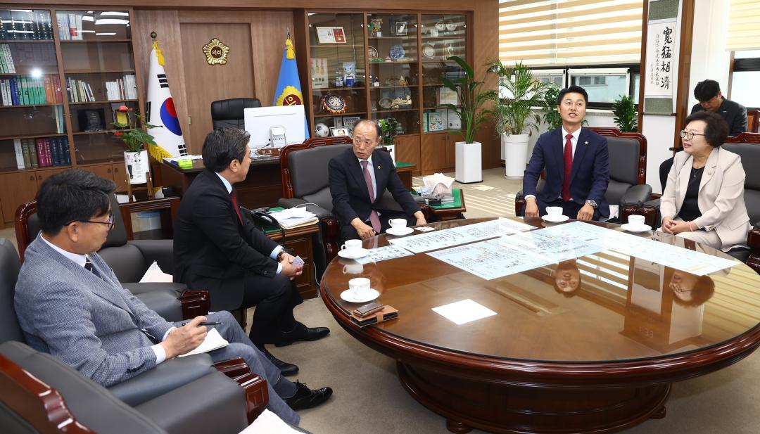 '강원특별자치도의회 방문(제10대 강원시군의장협의회 임원)' 게시글의 사진(8) '2026-09-30 강원특별자치도의회 방문(제10대 강원시군의장협의회 임원) (7).jpg'