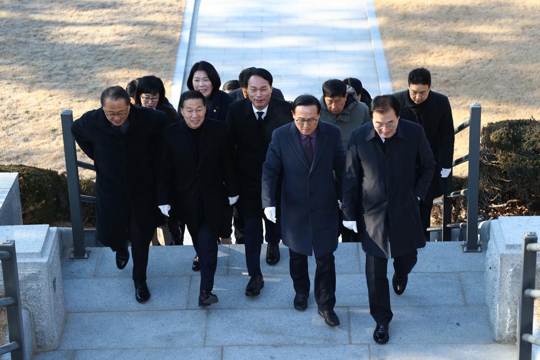 '2026년 강원특별자치도의회 충렬탑 신년참배' 게시글의 사진(2) '2026-01-02  2026년 강원특별자치도의회 충렬탑 신년참배 (2).jpg'