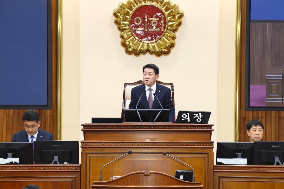 '제335회 제2차 본회의(제1차 도정 및 교육행정에 관한 질문)' 게시글의 사진(7) '2025-03-11 제335회 제2차 본회의(제1차 도정 및 교육행정에 관한 질문) (7) 회의진행 김용복부의장.jpg'