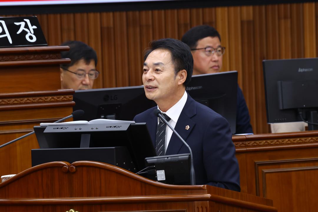 '제341회 제4차 본회의(제3차 도정 및 교육행정에 관한 질문)' 게시글의 사진(27) '2025-10-22 제341회 제4차 본회의(제3차 도정 및 교육행정에 관한 질문) (28) 강정호의원.jpg'