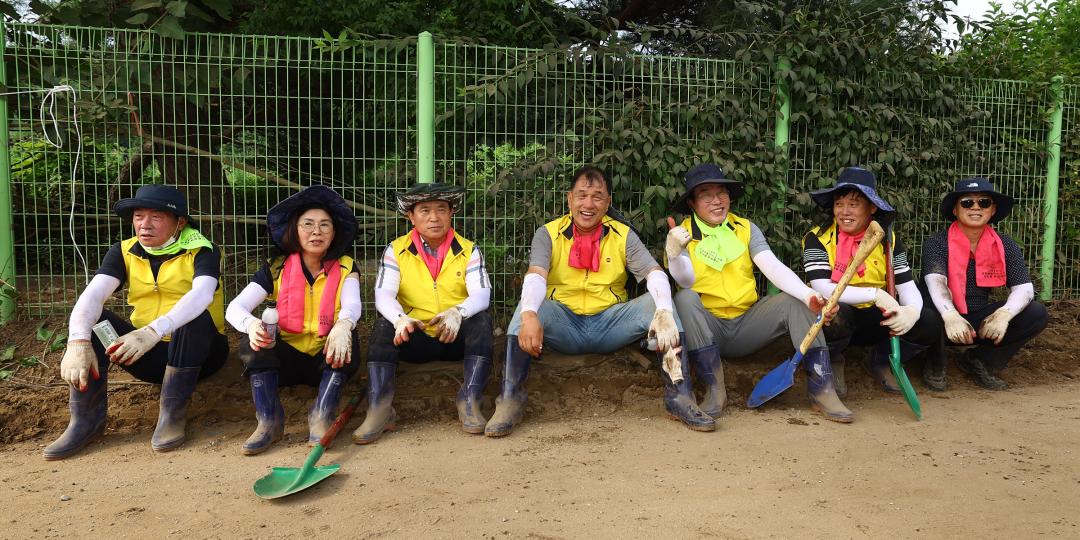 '강원특별자치도의회 수해피해 복구지원 봉사활동' 게시글의 사진(27) '2025-07-30 강원특별자치도의회 수해피해 복구지원 봉사활동 (27).jpg'