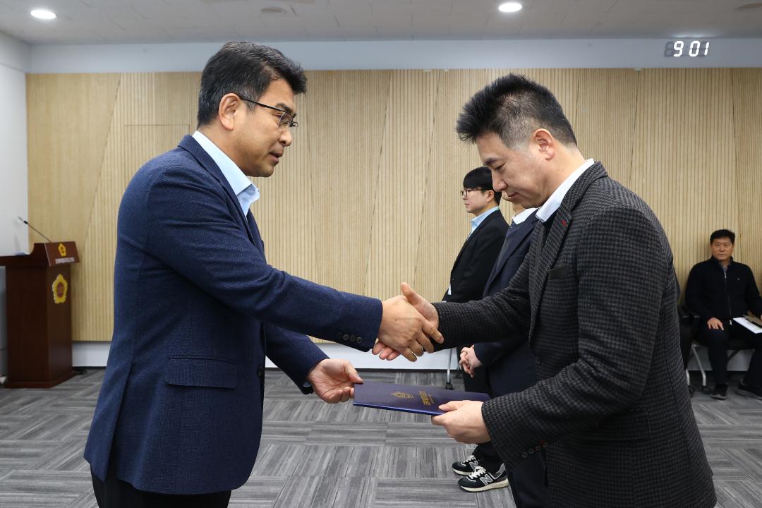 '2026년 강원특별자치도의회 인사발령 임용장 전달식' 게시글의 사진(6) '2026-01-12 2026년 강원특별자치도의회 인사발령 임용장 전달식 (6).jpg'