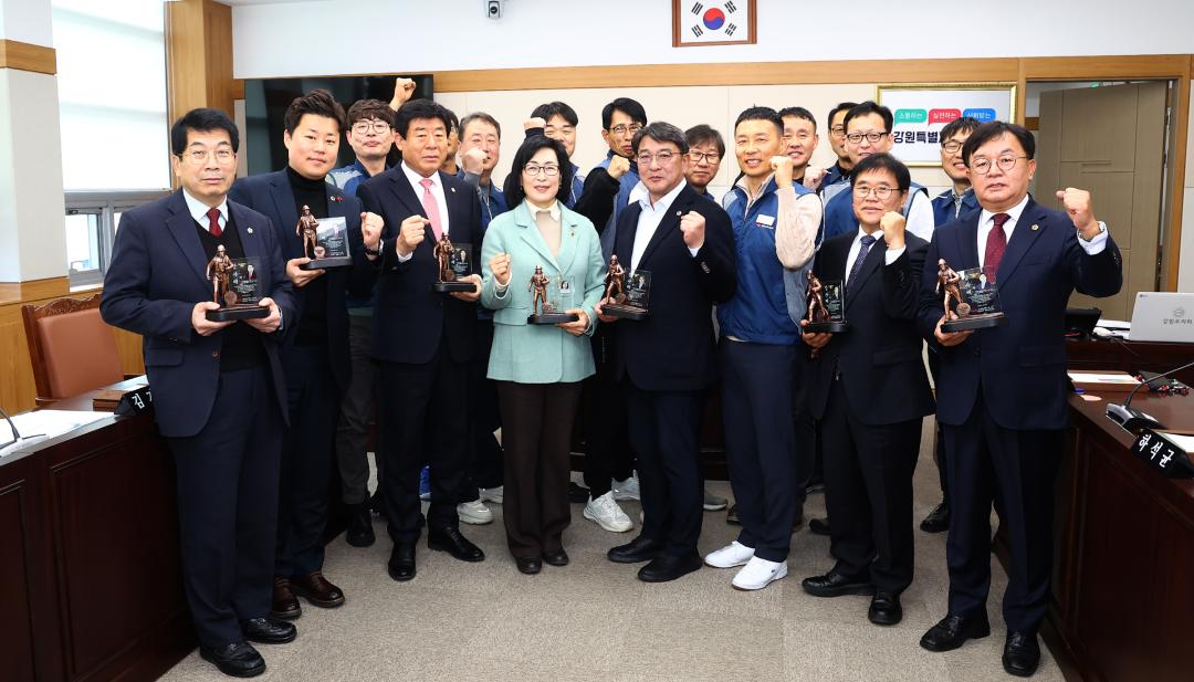 '전국공무원노동조합 소방본부 강원소방지부 안전건설위원회 감사패 전달식' 게시글의 사진(37) '2025-12-12 전국공무원노동조합 소방본부 강원소방지부 안전건설위원회 감사패 전달 (37).jpg'