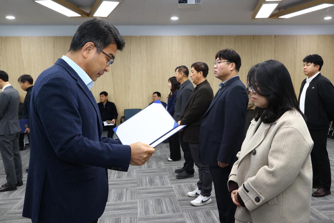 '2026년 강원특별자치도의회 인사발령 임용장 전달식' 게시글의 사진(22) '2026-01-12 2026년 강원특별자치도의회 인사발령 임용장 전달식 (22).jpg'