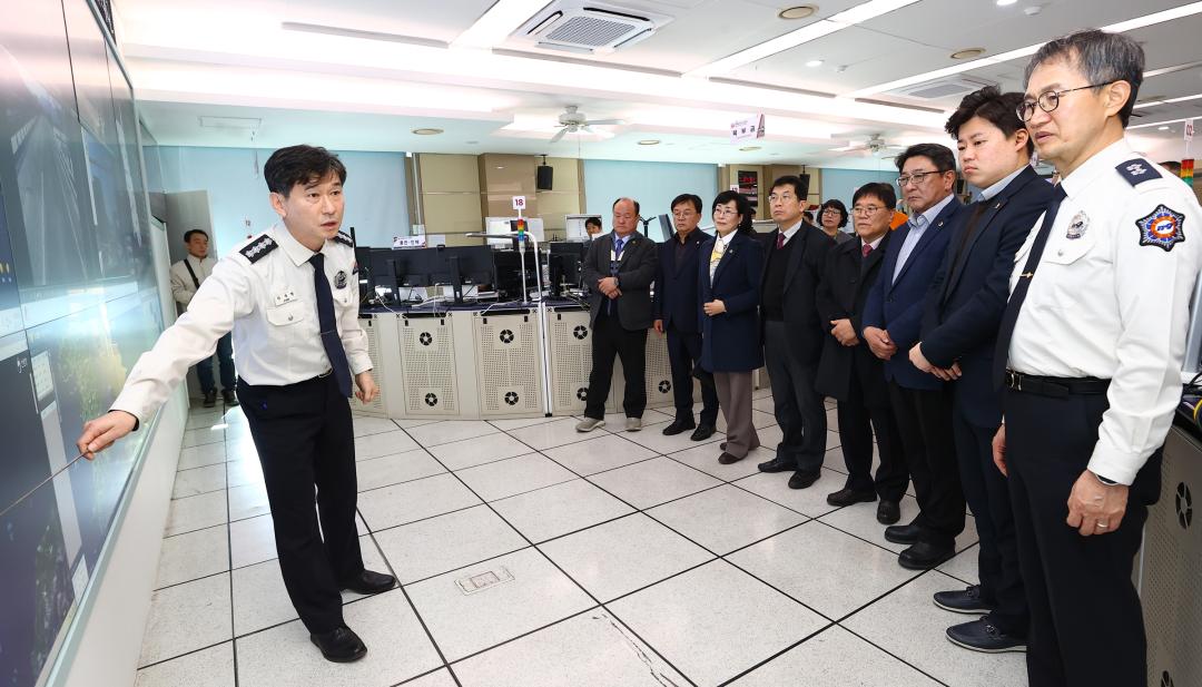 '안전건설위원회 강원특별자치도 119종합상황실방문' 게시글의 사진(10) '2025-02-11 안전건설위원회 강원특별자치도 119종합상황실방문 (11).jpg'