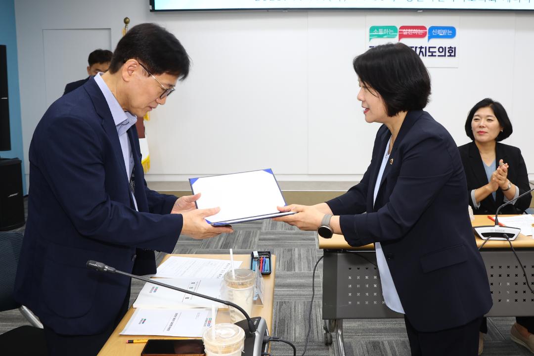 '2025년 제2차 강원특별자치도의회 입법평가위원회' 게시글의 사진(3) '2025-07-17 2025년 제2차 강원특별자치도의회 입법평가위원회 (2).jpg'