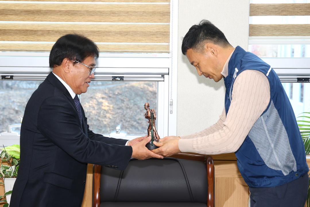 '전국공무원노동조합 소방본부 강원소방지부 안전건설위원회 감사패 전달식' 게시글의 사진(12) '2025-12-12 전국공무원노동조합 소방본부 강원소방지부 안전건설위원회 감사패 전달 (12).jpg'