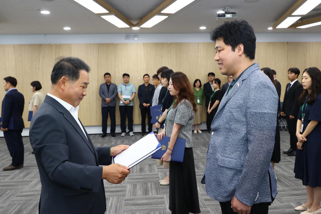 '강원특별자치도의회사무처 공무원 임용장 수여식' 게시글의 사진(20) '2025-07-22 강원특별자치도의회사무처 공무원 임용장 수여식 (20).jpg'