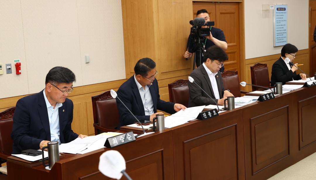 '제338회 제1차 의회운영위원회' 게시글의 사진(7) '2025-06-05 제338회 제1차 의회운영위원회 (7).jpg'