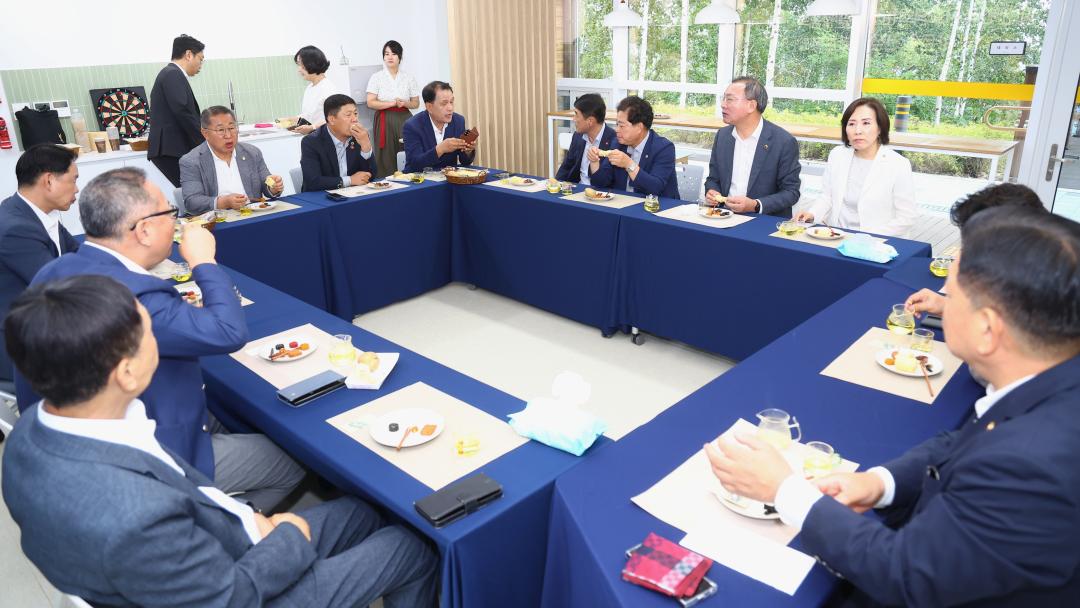 '대한민국시도의회운영위원장협의회 제11대 전반기 제9차 정기회' 게시글의 사진(22) '2025-08-21 대한민국시도의회운영위원장협의회 제11대 전반기 제9차 정기회 (22).jpg'