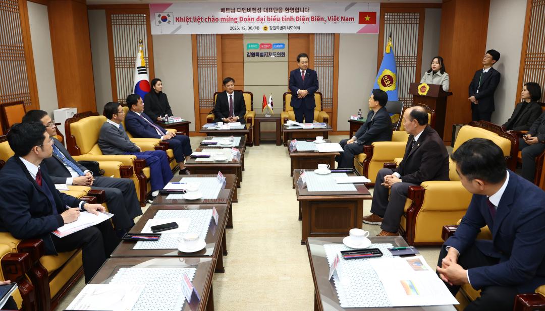 '베트남 디엔비엔성 대표단 강원특별자치도의회 내방' 게시글의 사진(23) '2025-12-30 베트남 디엔비엔성 대표단 강원특별자치도의회 내방 (24).jpg'