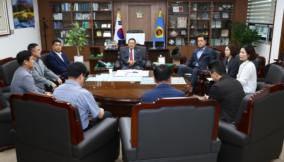 '제11대 후반기 강원특별자치도의회 의장 및 운영위원장 감사패 전달식' 게시글의 사진(1) '2026-06-17 제11대 후반기 강원특별자치도의회 의장 및 운영위원장 감사패 전달식 (1).jpg'