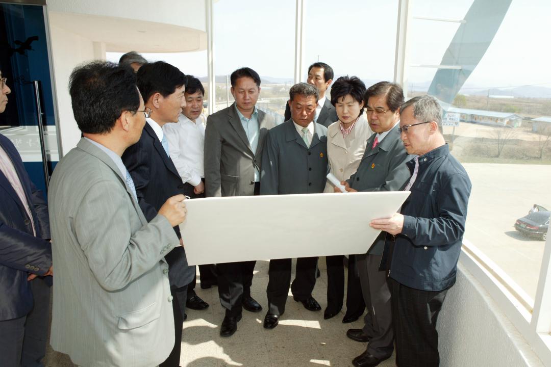 '철원 평화 문화광장 조성공사장 현지시찰' 게시글의 사진(27) '2009-04-14 철원 평화 문화광장 조성공사장 현지시찰 (27).jpg'