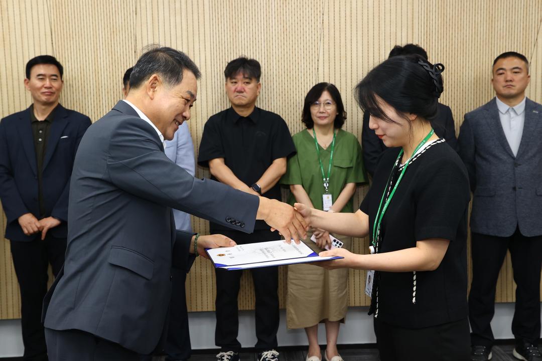 '강원특별자치도의회사무처 공무원 임용장 수여식' 게시글의 사진(32) '2025-07-22 강원특별자치도의회사무처 공무원 임용장 수여식 (32).jpg'
