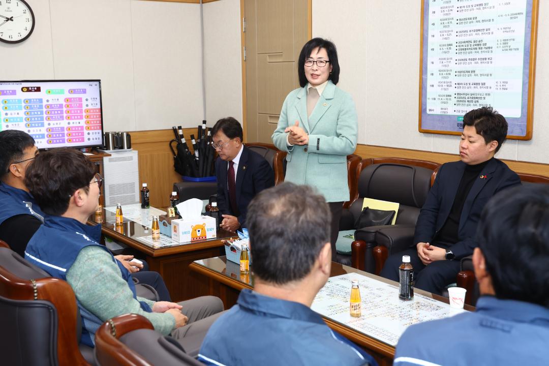 '전국공무원노동조합 소방본부 강원소방지부 안전건설위원회 감사패 전달식' 게시글의 사진(5) '2025-12-12 전국공무원노동조합 소방본부 강원소방지부 안전건설위원회 감사패 전달 (5).jpg'