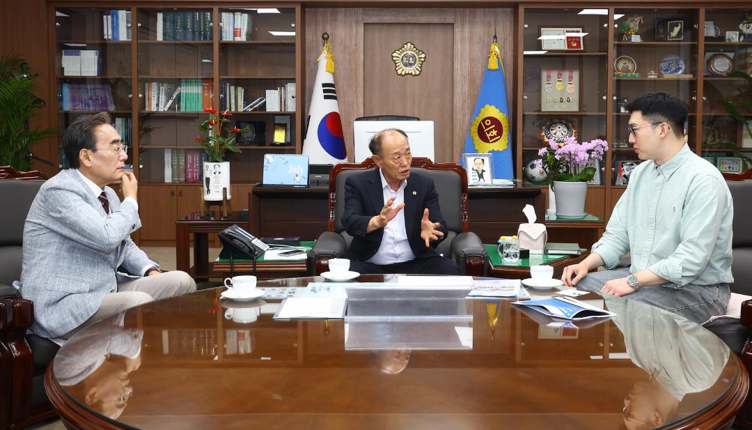 '강원특별자치도의회방문(제네시스 F&T 비비큐 윤현기 대표)' 게시글의 사진(2) '2026-07-27 강원도의회방문(제네시스 F&T 비비큐 윤현기 대표) (2).jpg'