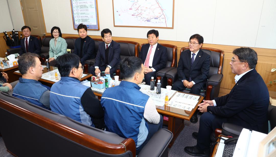 '전국공무원노동조합 소방본부 강원소방지부 안전건설위원회 감사패 전달식' 게시글의 사진(3) '2025-12-12 전국공무원노동조합 소방본부 강원소방지부 안전건설위원회 감사패 전달 (3).jpg'