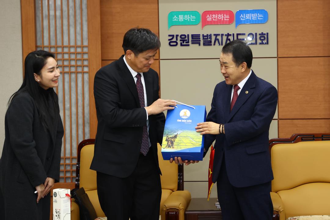 '베트남 디엔비엔성 대표단 강원특별자치도의회 내방' 게시글의 사진(32) '2025-12-30 베트남 디엔비엔성 대표단 강원특별자치도의회 내방 (33).jpg'