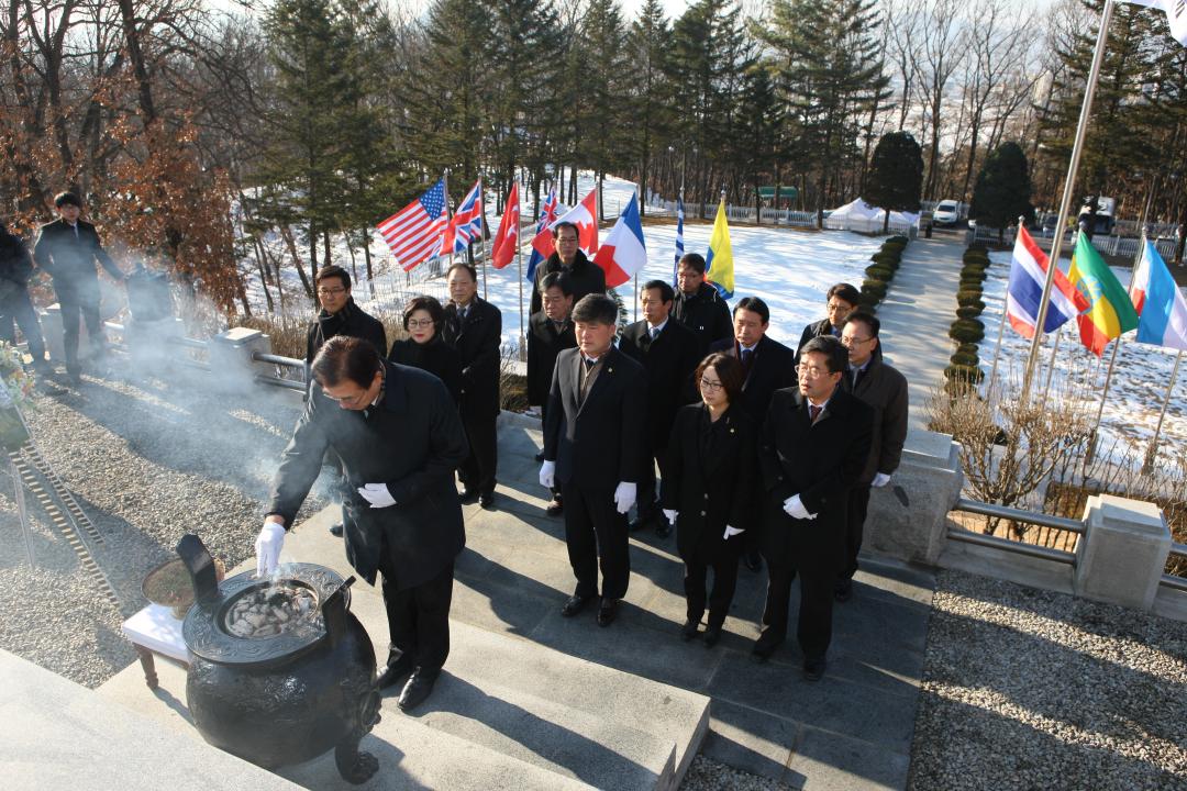 '강원도의회 신년 충렬탑 참배' 게시글의 사진(13) '2015-01-02 강원도의회 신년 충렬탑 참배 (13).jpg'