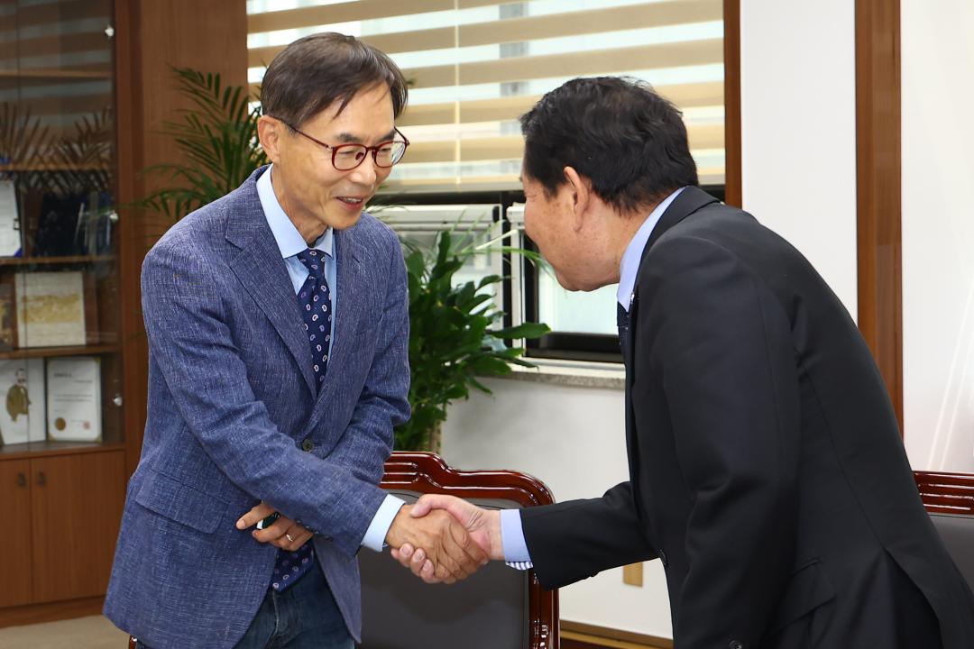 '강원특별자치도 출범 2주년(강원도의회 개원69주년) 기념 초청연사 환담' 게시글의 사진(3) '2025-06-05 강원특별자치도 출범 2주년 기념 초청연사 환담 (4).jpg'