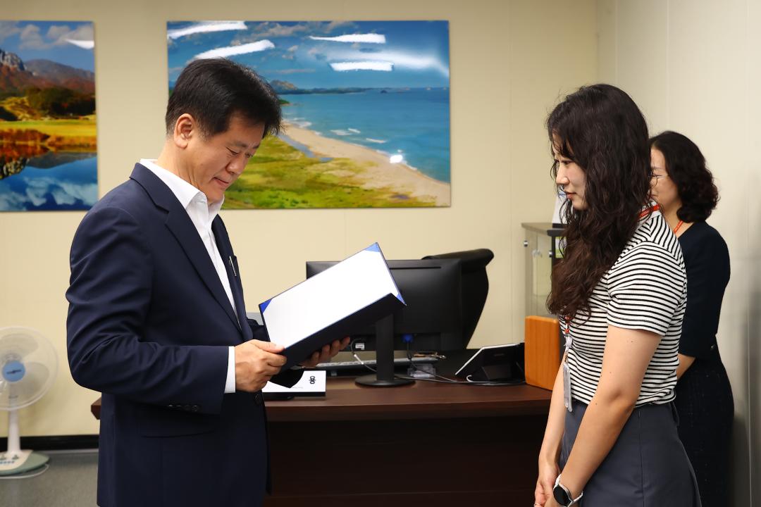 '강원특별자치도의회 인사발령장 전달식' 게시글의 사진(5) '2026-07-01 강원특별자치도의회 인사발령장 전달식 (5).jpg'