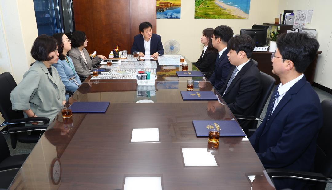 '강원특별자치도의회 신규 공무원 임용장 전달식' 게시글의 사진(15) '2026-10-01 임용장 수여식 (15).jpg'