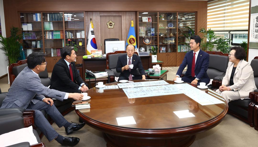 '강원특별자치도의회 방문(제10대 강원시군의장협의회 임원)' 게시글의 사진(6) '2026-09-30 강원특별자치도의회 방문(제10대 강원시군의장협의회 임원) (5).jpg'
