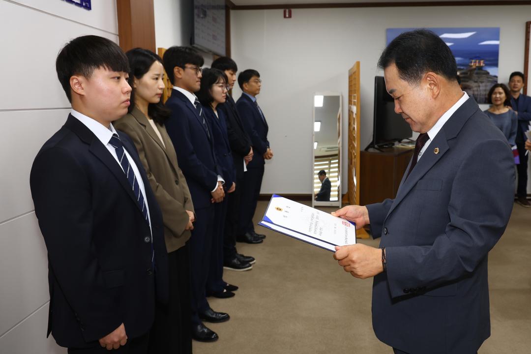 '강원특별자치도의회 신규 임용장 수여식' 게시글의 사진(6) '2025-09-29 임용장 수여식 (6).jpg'