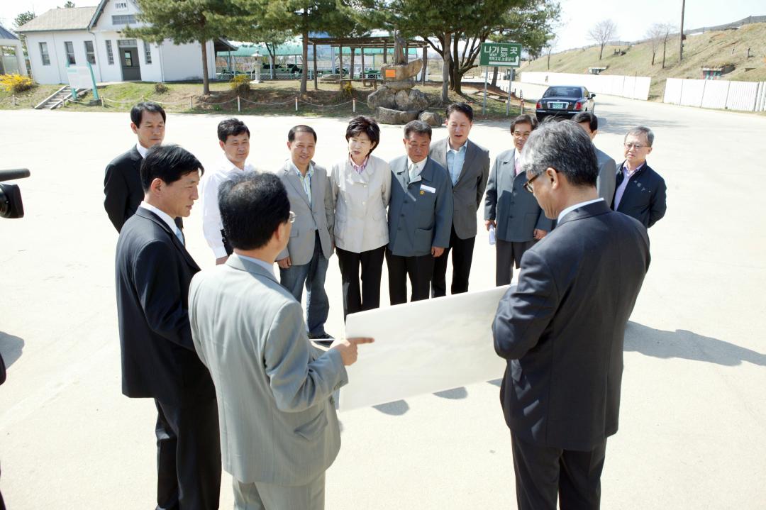 '철원 평화 문화광장 조성공사장 현지시찰' 게시글의 사진(31) '2009-04-14 철원 평화 문화광장 조성공사장 현지시찰 (31).jpg'