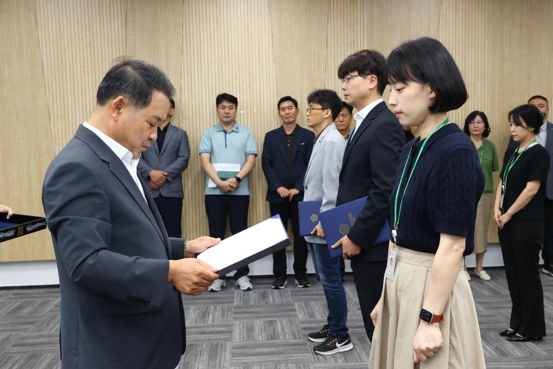 '강원특별자치도의회사무처 공무원 임용장 수여식' 게시글의 사진(16) '2025-07-22 강원특별자치도의회사무처 공무원 임용장 수여식 (16).jpg'