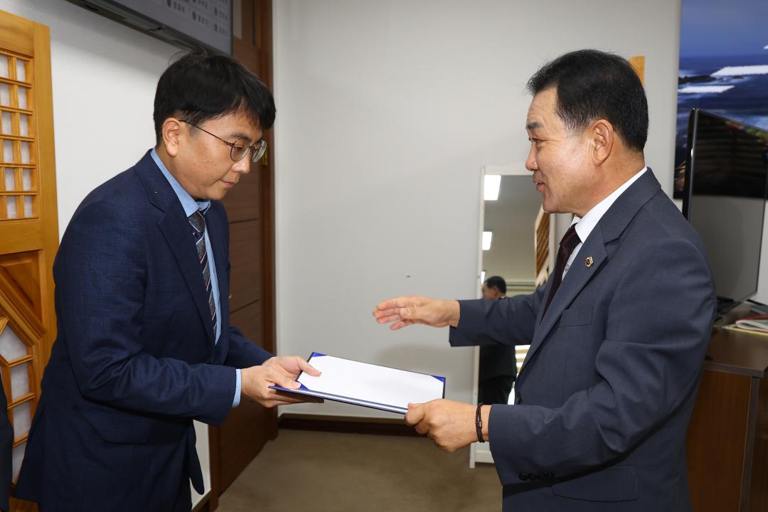 '강원특별자치도의회 신규 임용장 수여식' 게시글의 사진(18) '2025-09-29 임용장 수여식 (18).jpg'