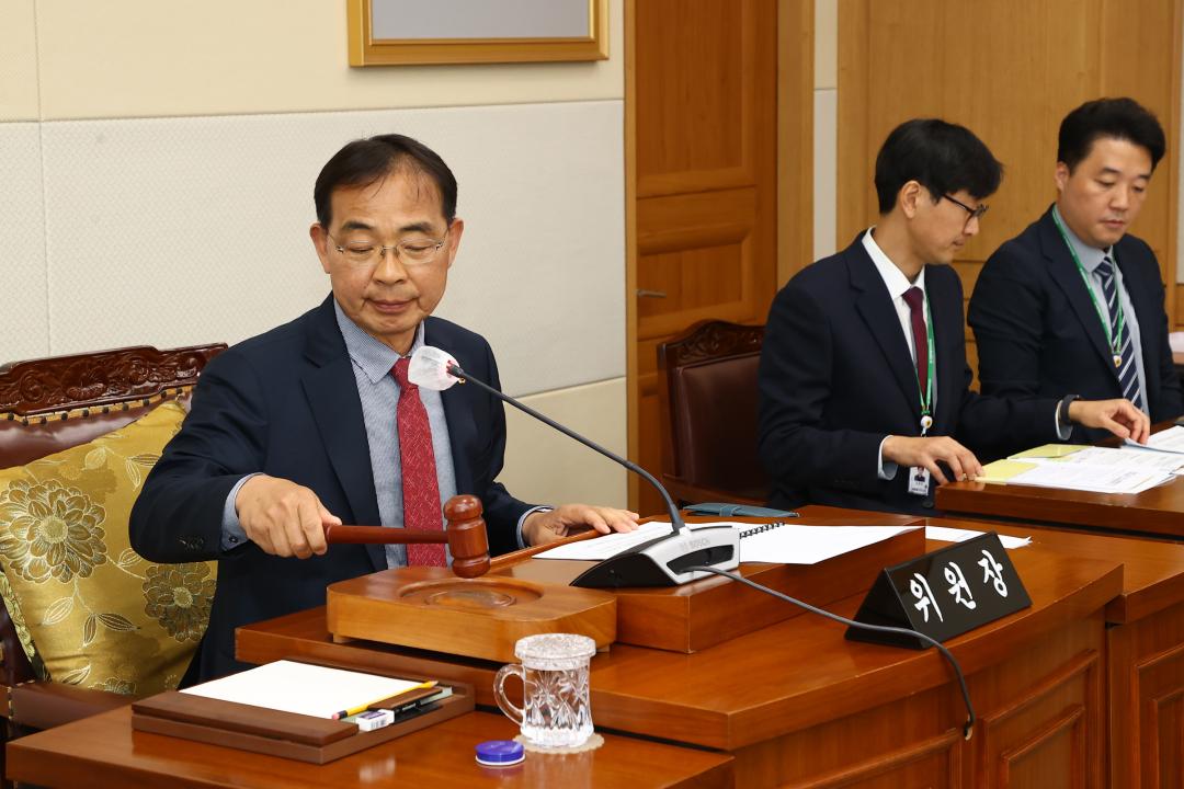 '제336회 제1차 강원특별자치도경제진흥원장 인사청문특별위원회' 게시글의 사진(14) '2025-04-15 제336회 제1차 강원특별자치도경제진흥원장 인사청문특별위원회 (13).jpg'