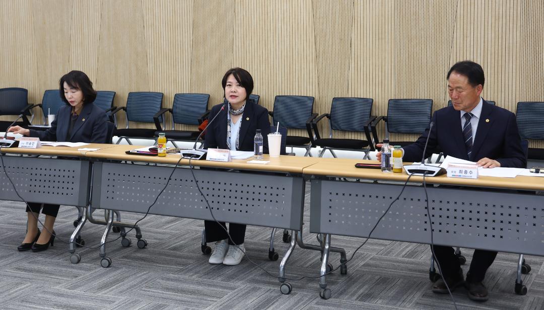 '강원특별자치도의회 고령친화도시연구회 연구용역 중간보고회' 게시글의 사진(6) '2026-04-03 고령친화도시연구회 연구용역 중간보고회 (6).jpg'