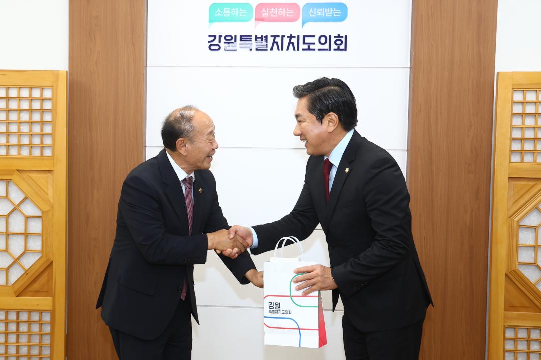 '강원특별자치도의회 방문(제10대 강원시군의장협의회 임원)' 게시글의 사진(12) '2026-09-30 강원특별자치도의회 방문(제10대 강원시군의장협의회 임원) (11).jpg'