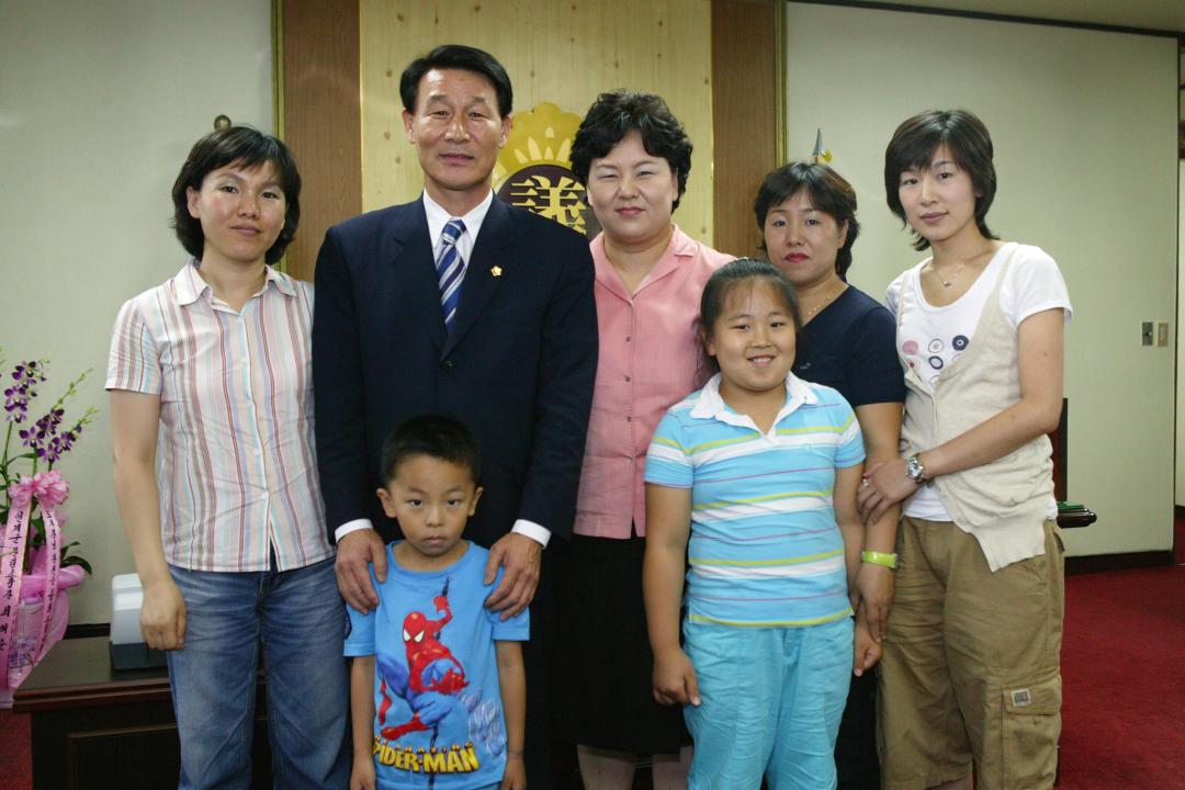 '이기순의장 가족 의회 방문' 게시글의 사진(1) '2006-07-14 이기순의장 가족 의회 방문 (1).JPG'