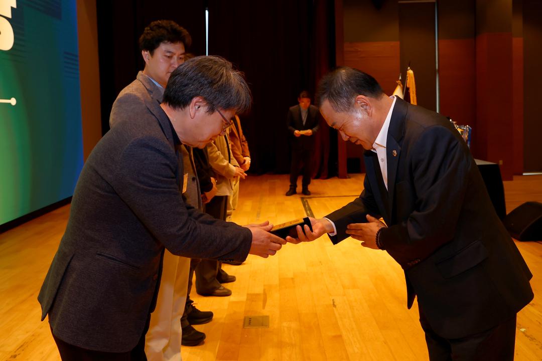 '제107회 전국동계체육대회 강원특별자치도 선수단 유공자 시상식' 게시글의 사진(4) '2026-03-31 제107회 전국동계체육대회 강원특별자치도 선수단 유공자 시상식 (4).jpg'