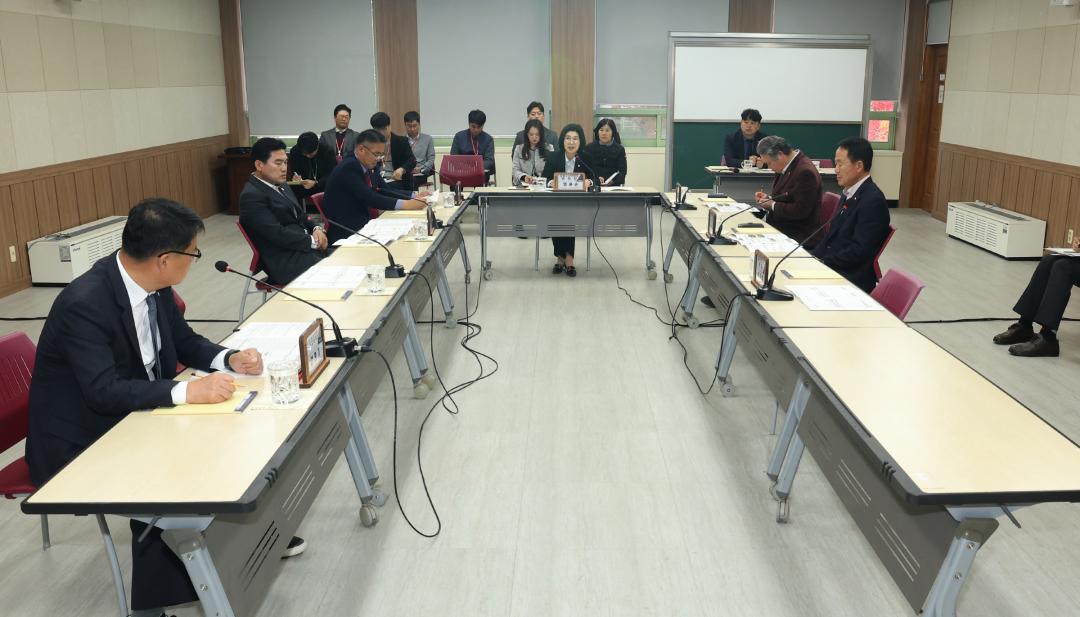 '제333회 농림수산위원회 현지시찰(산림과학연구원)' 게시글의 사진(12) '2024-11-14 제333회 농림수산위원회 현지시찰(산림과학연구원) (12).jpg'