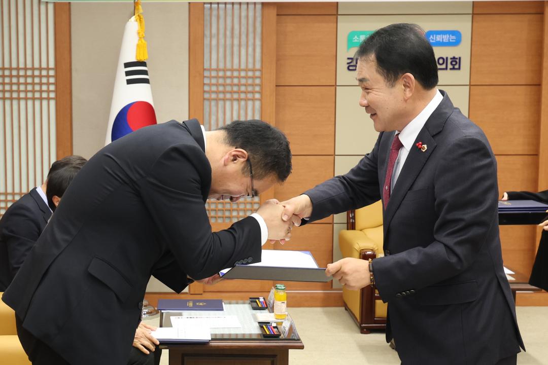 '강원특별자치도의회의원 연구회 지원 심의위원 위촉식' 게시글의 사진(10) '2024-12-12 강원특별자치도의회의원 연구회 지원 심의위원 위촉식 (12).jpg'