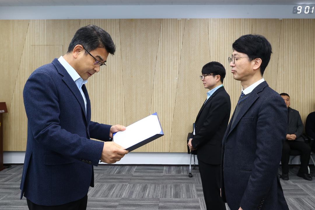 '2026년 강원특별자치도의회 인사발령 임용장 전달식' 게시글의 사진(7) '2026-01-12 2026년 강원특별자치도의회 인사발령 임용장 전달식 (7).jpg'