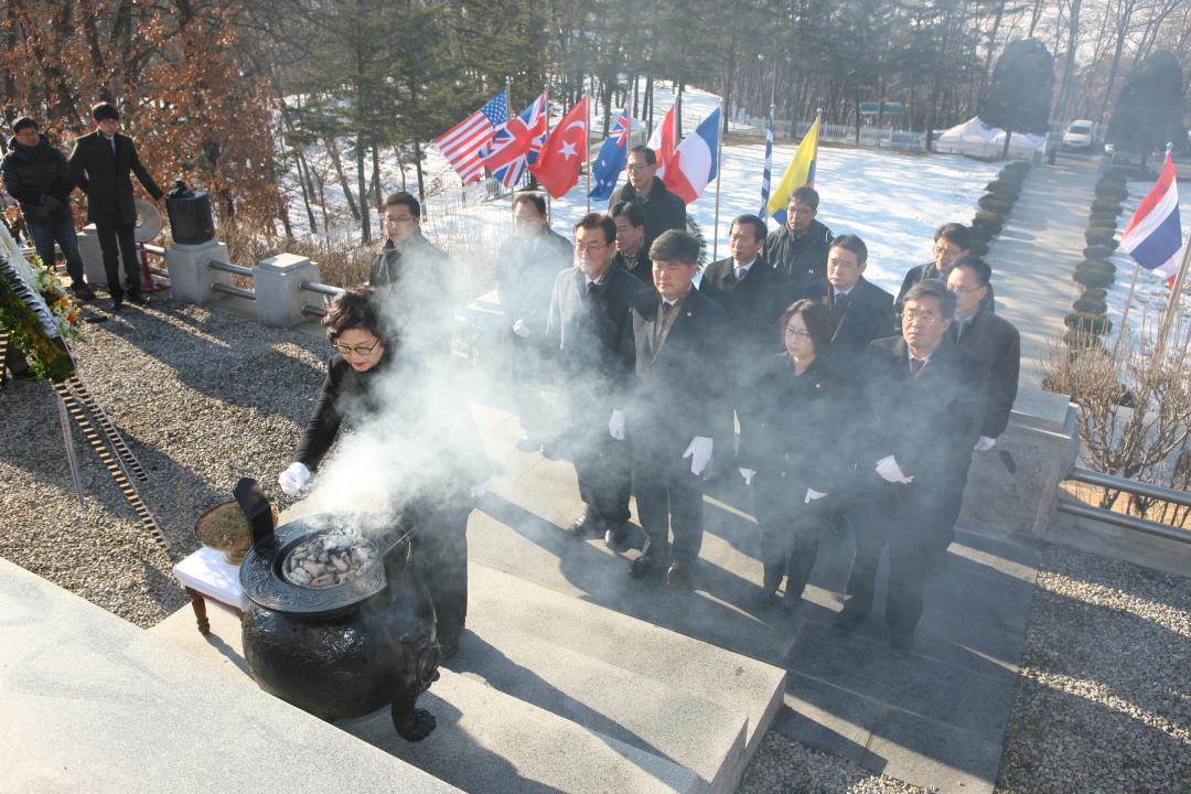 '강원도의회 신년 충렬탑 참배' 게시글의 사진(11) '2015-01-02 강원도의회 신년 충렬탑 참배 (11).jpg'