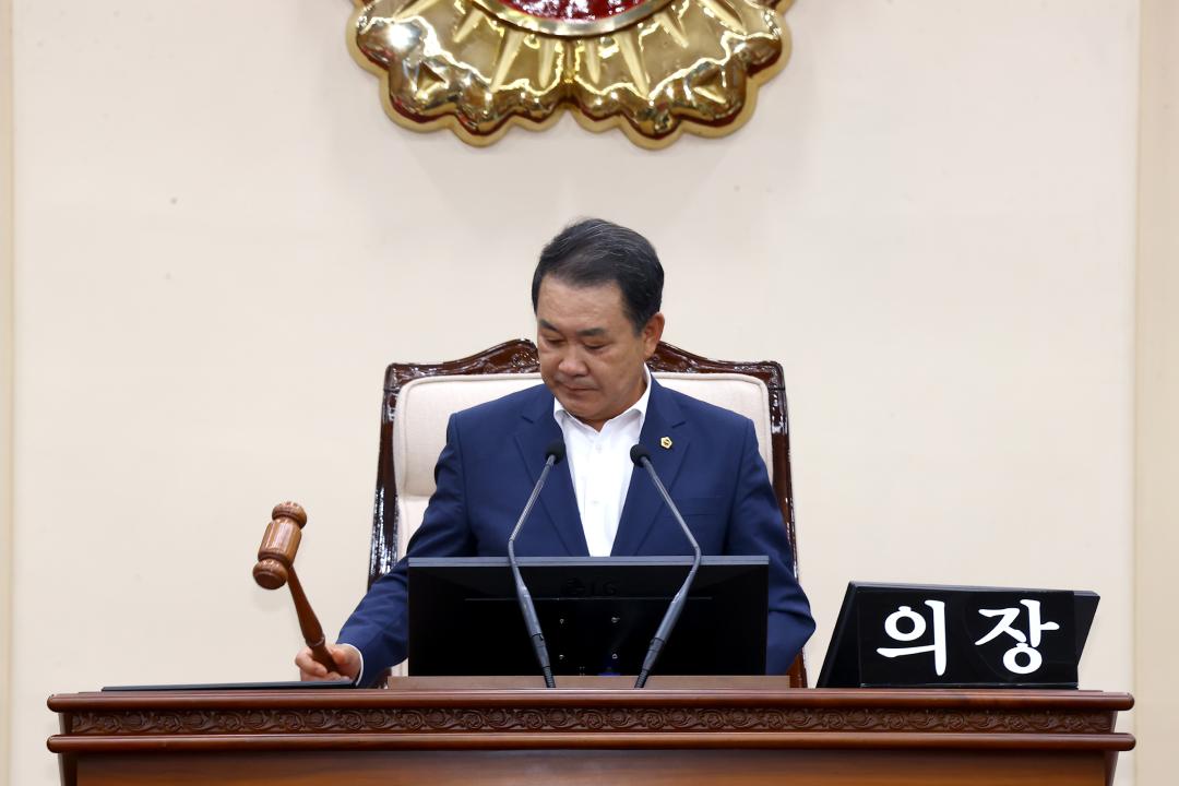 '제338회 제1차 본회의' 게시글의 사진(13) '2025-06-05 제338회 제1차 본회의 (13) 회의진행 김시성의장.jpg'