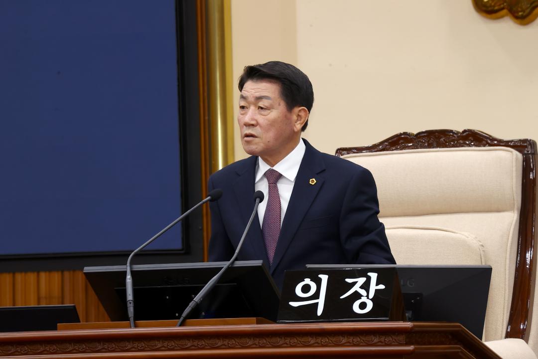 '제335회 제2차 본회의(제1차 도정 및 교육행정에 관한 질문)' 게시글의 사진(9) '2025-03-11 제335회 제2차 본회의(제1차 도정 및 교육행정에 관한 질문) (9) 회의진행 김용복부의장.jpg'