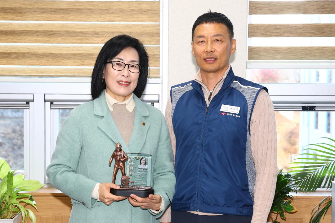 '전국공무원노동조합 소방본부 강원소방지부 안전건설위원회 감사패 전달식' 게시글의 사진(27) '2025-12-12 전국공무원노동조합 소방본부 강원소방지부 안전건설위원회 감사패 전달 (27).jpg'